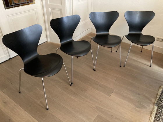 Image 1 of Tafel en stoelen Fritz Hansen en Arne Jacobsen