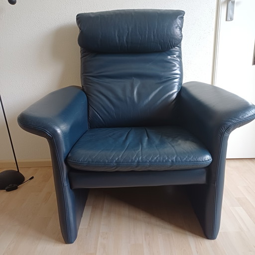 1 fauteuil avec repose-pieds.