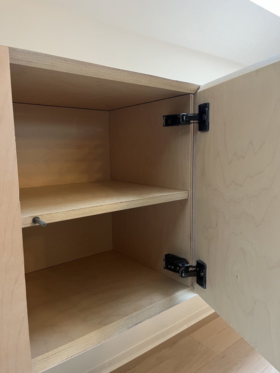 Image 1 of Entwurf eines schwebenden Wandschranks aus Birkensperrholz