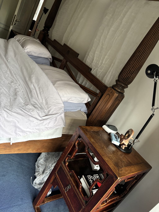 Hemelbed in Engels-koloniale stijl met nachtkastjes en bankje
