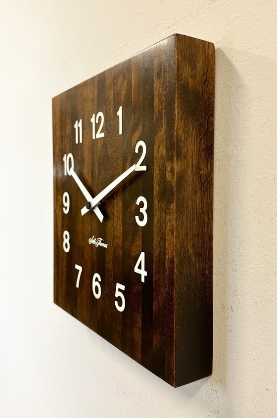 Image 1 of Vintage bruine houten wandklok van Seth Thomas, jaren 80