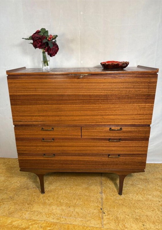 Image 1 of Mid-Century retro vintage teakhouten bureau van Meredew uit 1960. Groot schrijfoppervlak • Deens design • Elegante opbergruimte