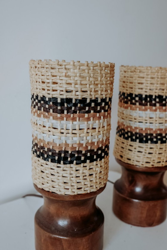 Image 1 of Set di 2 lampade da notte in legno con paralumi intrecciati, anni '70