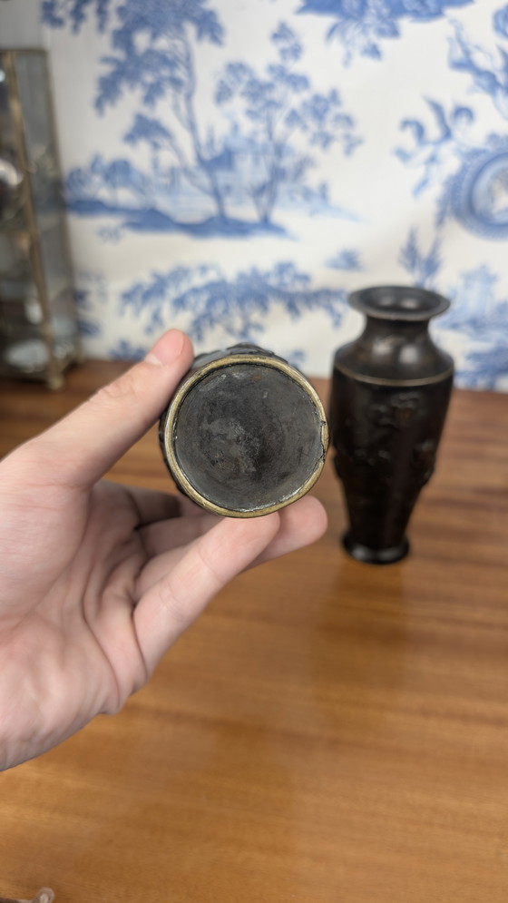 Image 1 of Coppia di vasi giapponesi in bronzo con uccelli in bassorilievo Periodo Meiji (1868-1912)