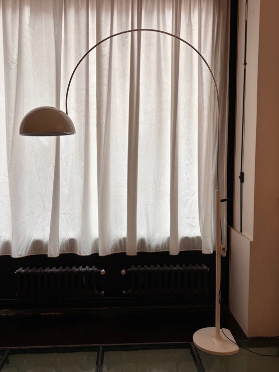 Image 1 of Lampada da terra Coupé Ad Arco Joe Colombo per Oluce, design vintage in cromo bianco