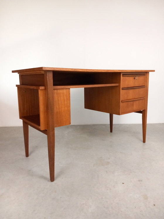 Image 1 of Escritorio de teca de diseño danés de los años 60 y 70 | Mediados de siglo