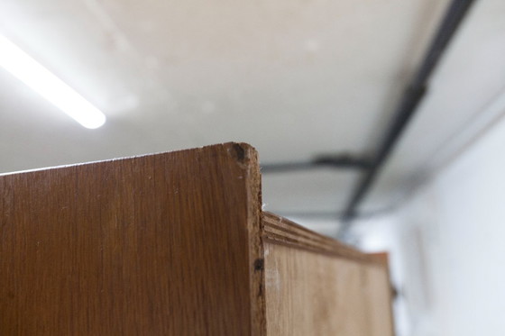 Image 1 of Armoire 1950 Mid-Century-Modern chêne en frisage 2 portes, 2 tiroirs, 4 étagères, 30cm de penderie et miroir 54x18cm