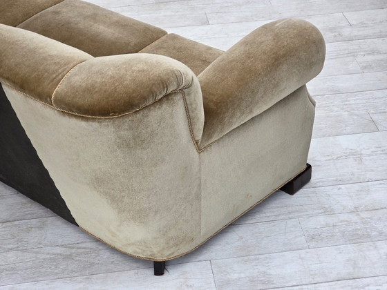 Image 1 of Deense driezitsbank uit de jaren 60, bekleed met groen meubelvelours en voorzien van eikenhouten poten.