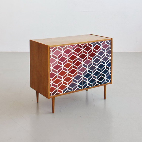 Image 1 of Kast uit het midden van de 20e eeuw met een handgeschilderd geometrisch patroon, kleurrijke vintage uit de jaren 60.
