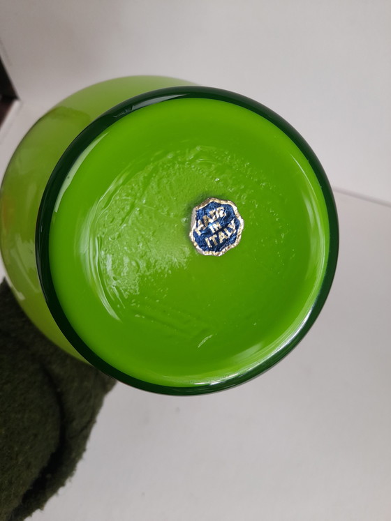 Image 1 of Vase vert pistache à anses bleues opaline italienne 