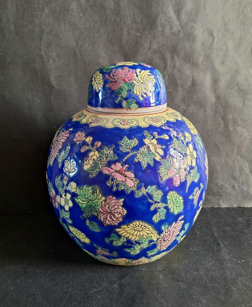Chinese decorated polychrome large ginger jar with lid. Vintage.