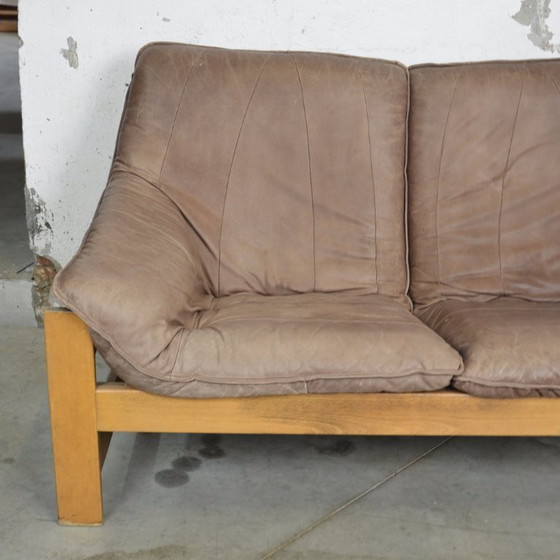 Image 1 of Sofá de cuero con estructura de madera.