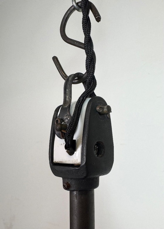 Image 1 of Industriële zwarte emaille fabriekslamp met porseleinen bovenkant, jaren 50