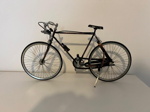 Decoración metálica vintage con forma de bicicleta: bicicleta de carreras en miniatura con mecanismo de pedales funcional –