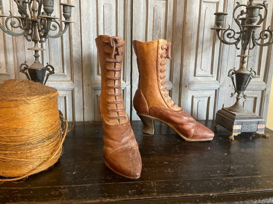 Image 1 of Botas antiguas victorianas hechas con troncos de árboles, siglo XIX