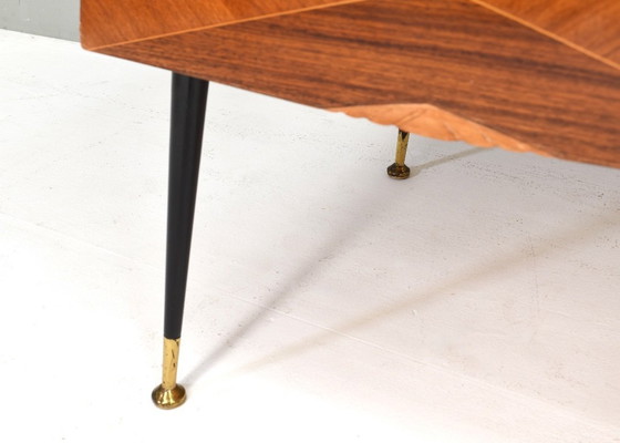 Image 1 of Credenza italiana attribuita a Vittorio Dassi in noce, vetro e ottone - anni '50