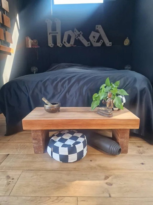 Kleine vintage brutalist salontafel- bankje