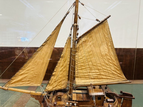Ancien voilier Hengst dans une vitrine – Objets déco, Verre, Textile (photo 8 of 13)