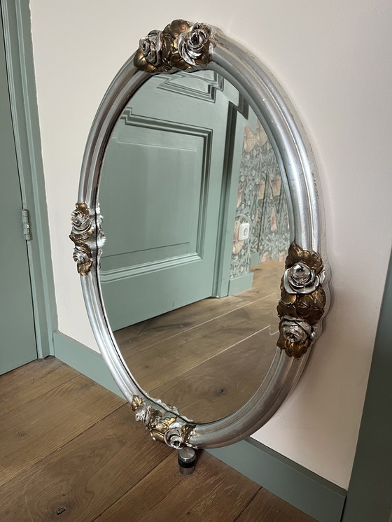 Image 1 of Ovale barokspiegel met zilverkleurige lijst/gouden bloemen