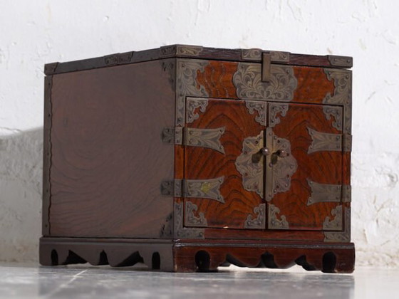Antica scatola da toeletta con specchio in legno di zelkova – Corea, 1900 circa – Tolette, Glass, Brass (photo 17 of 40)