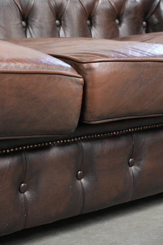 Image 1 of Sofá Chesterfield de 3 plazas de piel de vaca marrón, de estilo inglés, con hermosos detalles.