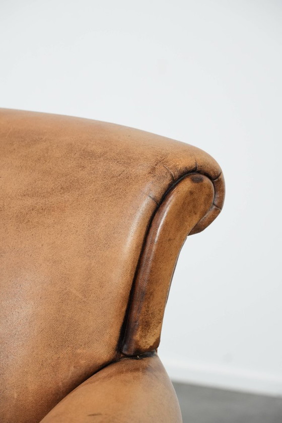 Image 1 of Subtiele vintage schapenleren fauteuil/ armchair met een mooie lichte kleur en sierlijke pootjes