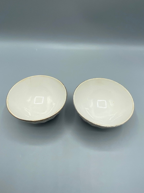 Deux coupes à cidre en porcelaine blanche – Frise dorée à motifs feuillagés – Belle Époque, vers 1500 (photo 2 of 4)