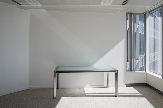 Image 1 of Scrivania in vetro ODILE DECQ con gambe in metallo