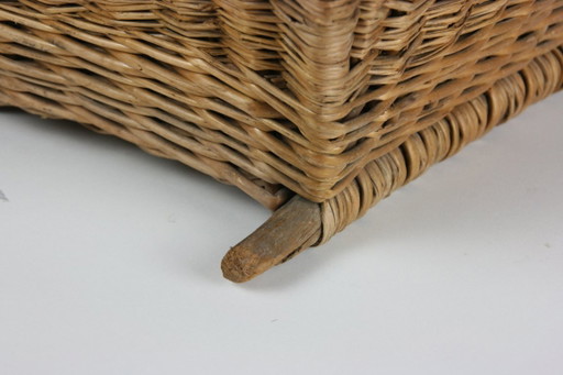 Cesta mochila antigua de mimbre tejido con correas originales y guías de madera — ca. 1880–1940