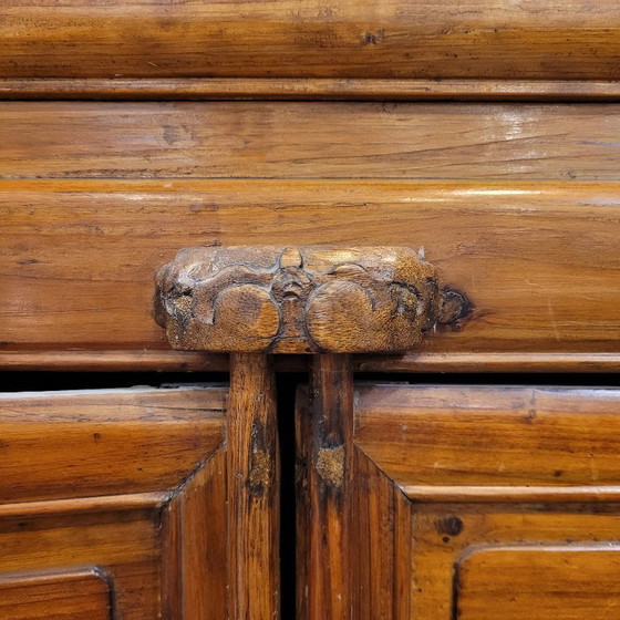 Image 1 of Mueble / Armario “Gabinete de erudito”, madera de olmo, trabajo de celosía, Dinastía Qing, s. XIX – China