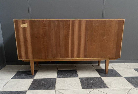 Image 1 of Buffet en bois des années 1960, signé Dehmer, avec 2 portes et 4 tiroirs au centre.