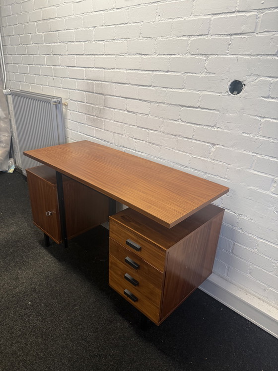 Image 1 of Bureau vintage design milieu du siècle, placage teck années 1960