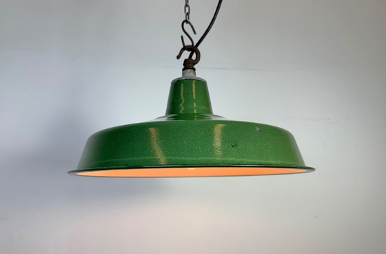 Image 1 of Industriële groene emaille fabriekshanglamp, jaren 60