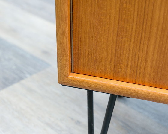 Image 1 of Cassettiera/credenza a due ante con gambe a forcina, anni '60. Restaurata.