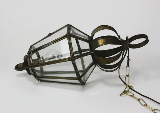 Paar kleiner Hängelaternen aus Messing mit mattiertem Glas – polygonale Kuppelform, italienischer oder (photo 4 of 6)