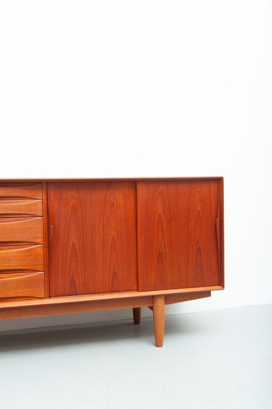Image 1 of Groot teakhouten dressoir uit Dyrlund, jaren 60