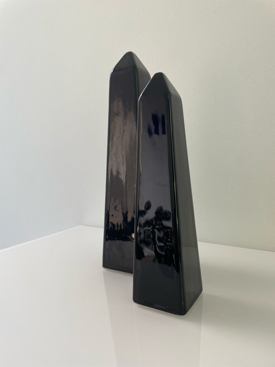 Image 1 of 1980er Jahre Satz von zwei Keramik-Obelisken, Memphis-Stil