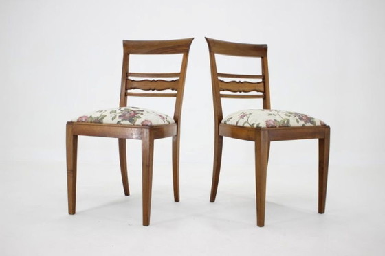 Image 1 of Een paar gerestaureerde Tsjechoslowaakse walnotenhouten stoelen uit de jaren 50, bekleed met bloemenstof.