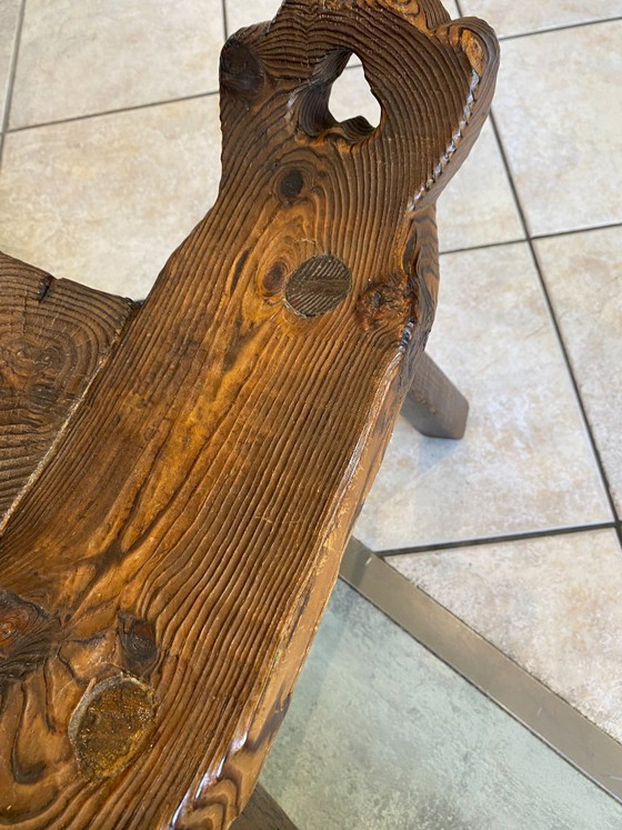 Image 1 of antieke brutalistische driepootstoel nr. 1, gesneden uit massief hout