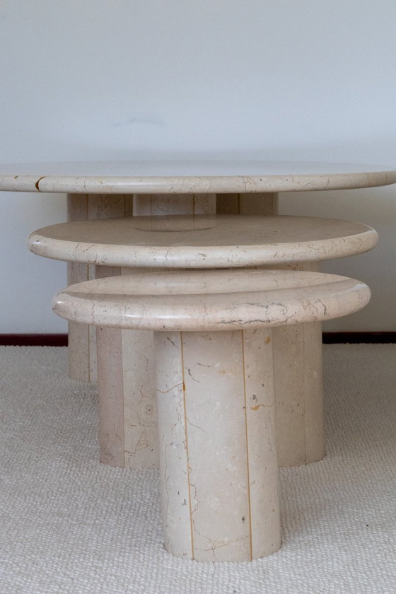 Tres Mesas auxiliares de travertino, Crema, Mid Century Modern (foto 2 de 7)
