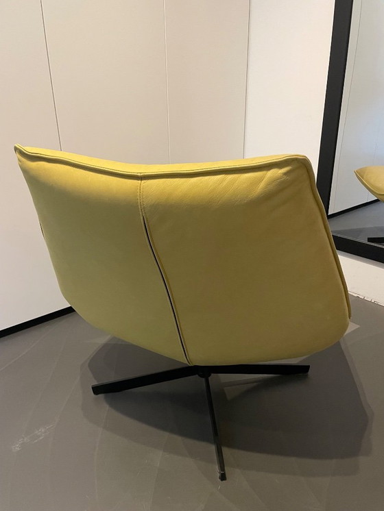 Image 1 of 2 sillones giratorios Lederland de cuero amarillo
