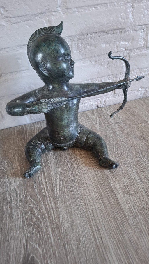 Sculpture en bronze - Bébé Cupidon assis avec un peigne - Hauteur 30 cm - Design expressif