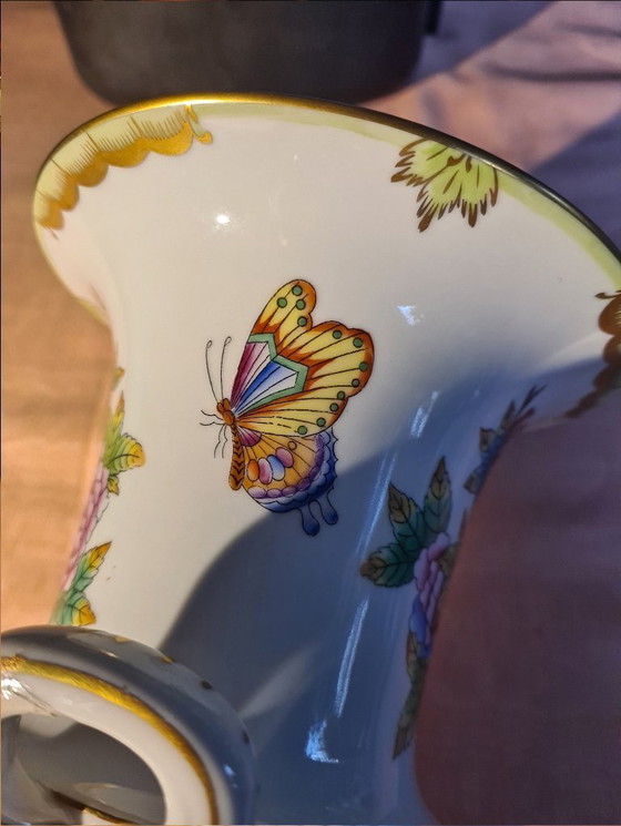 Image 1 of Herend Queen Victoria vaas met handvatten op voet- 24-karaats gouden accenten.