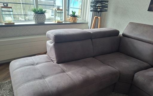 Divano angolare in tessuto marrone effetto pelle