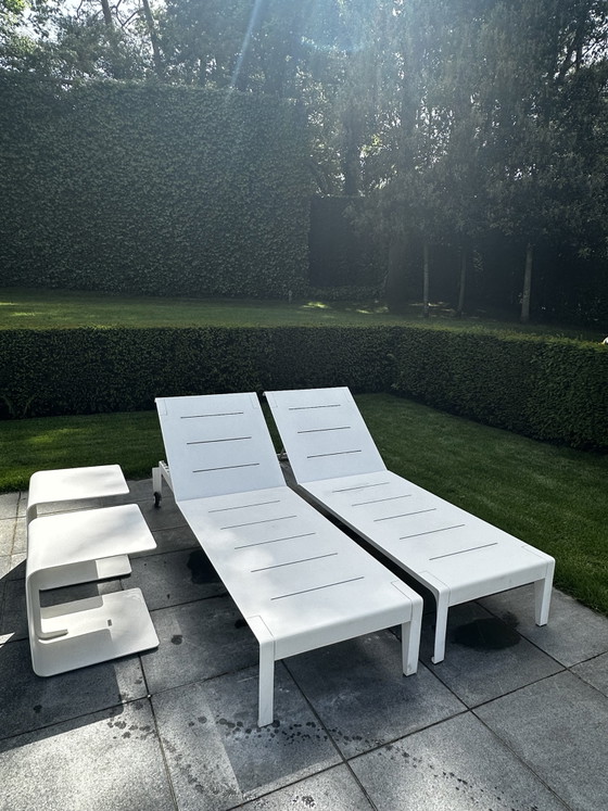 Image 1 of Exklusive Gartenmöbel Tribú Mirthe 2 Sonnenliegen mit 2 Beistelltischen und 2 Kissen