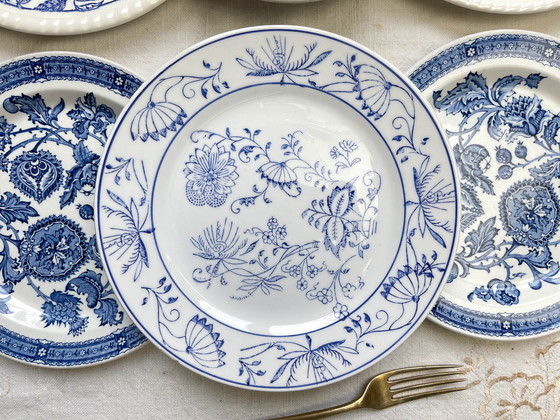 Image 1 of 6 piatti vintage in porcellana bianca e oro + 6 piccoli piatti Ridgway giacobini blu spaiati