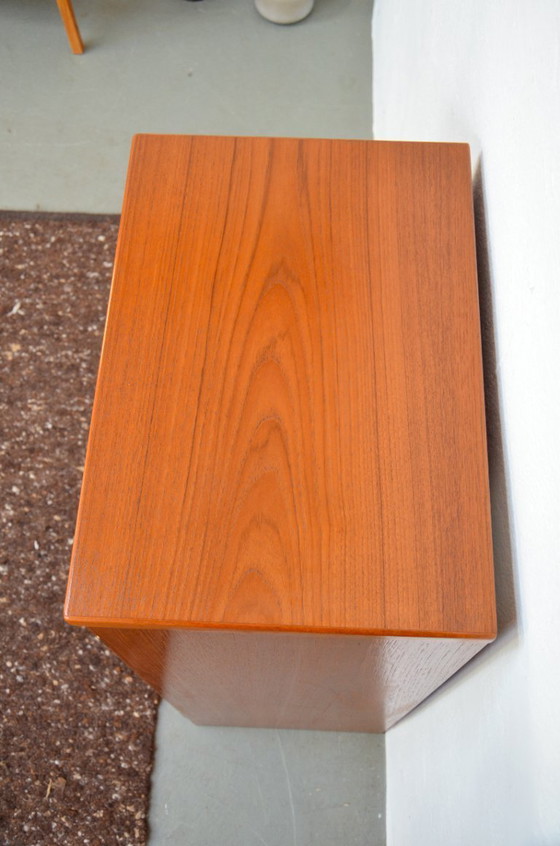 Image 1 of Mobile alto vintage in teak, con serratura, credenza, metà del secolo scorso, anni '70.