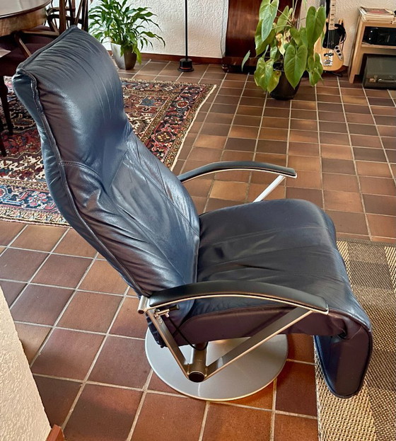Image 1 of Design Relaxfauteuil De Toekomst – Modern Classic – RVS & Nachtblauw Leer – Als nieuw
