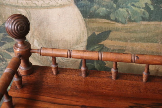 Image 1 of Altes Regal auf gedrechselten Holzbeinen