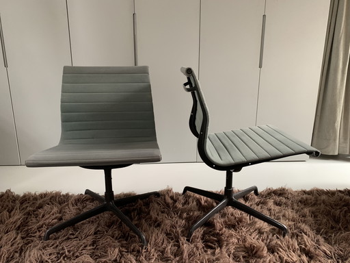 2 sedie Vitra AE 107 verde mare con base grigia